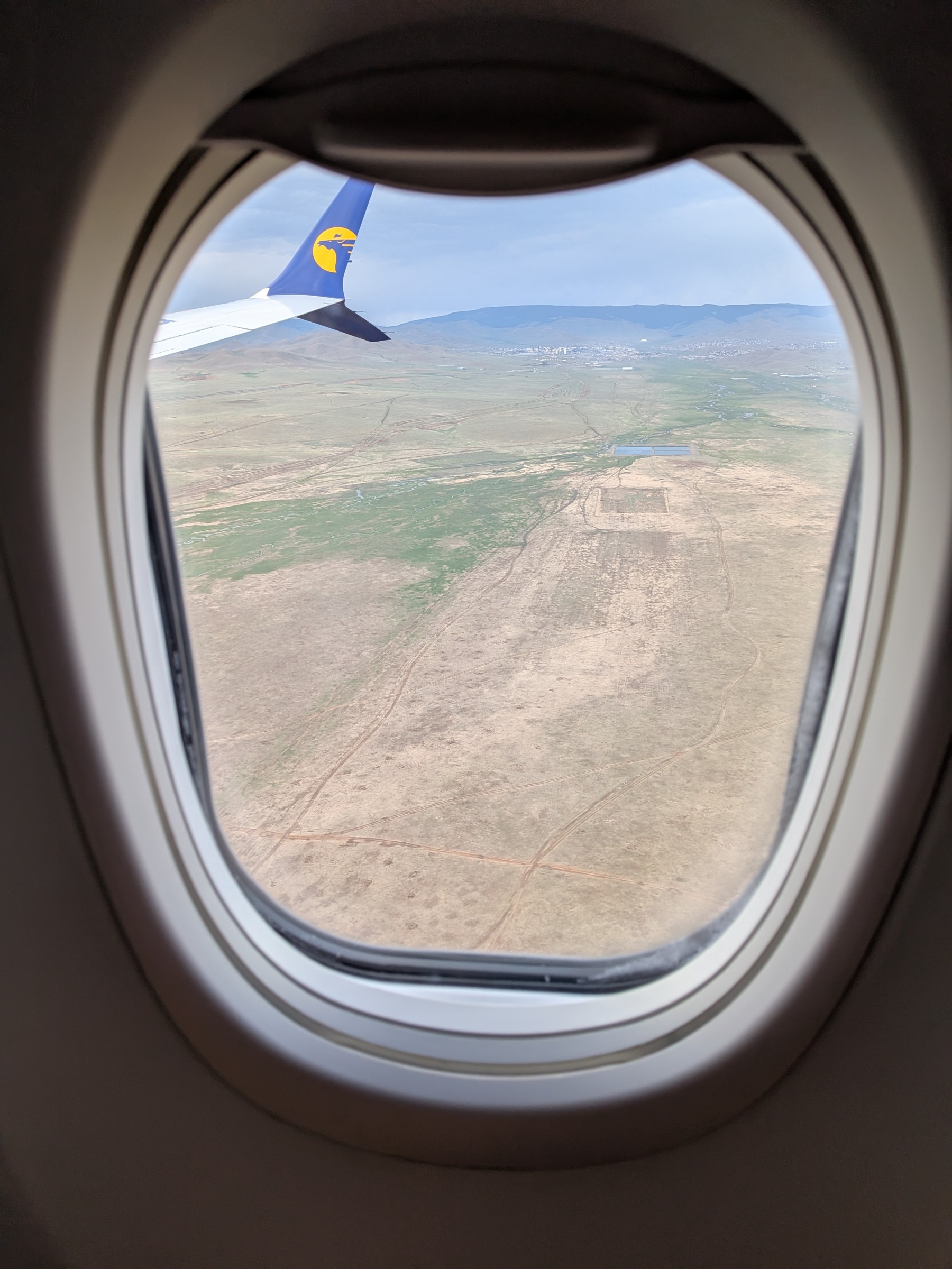 モンゴル上空からの地上の景色